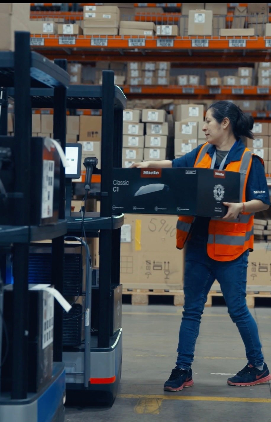 CDS_B2B Lady pulling Product